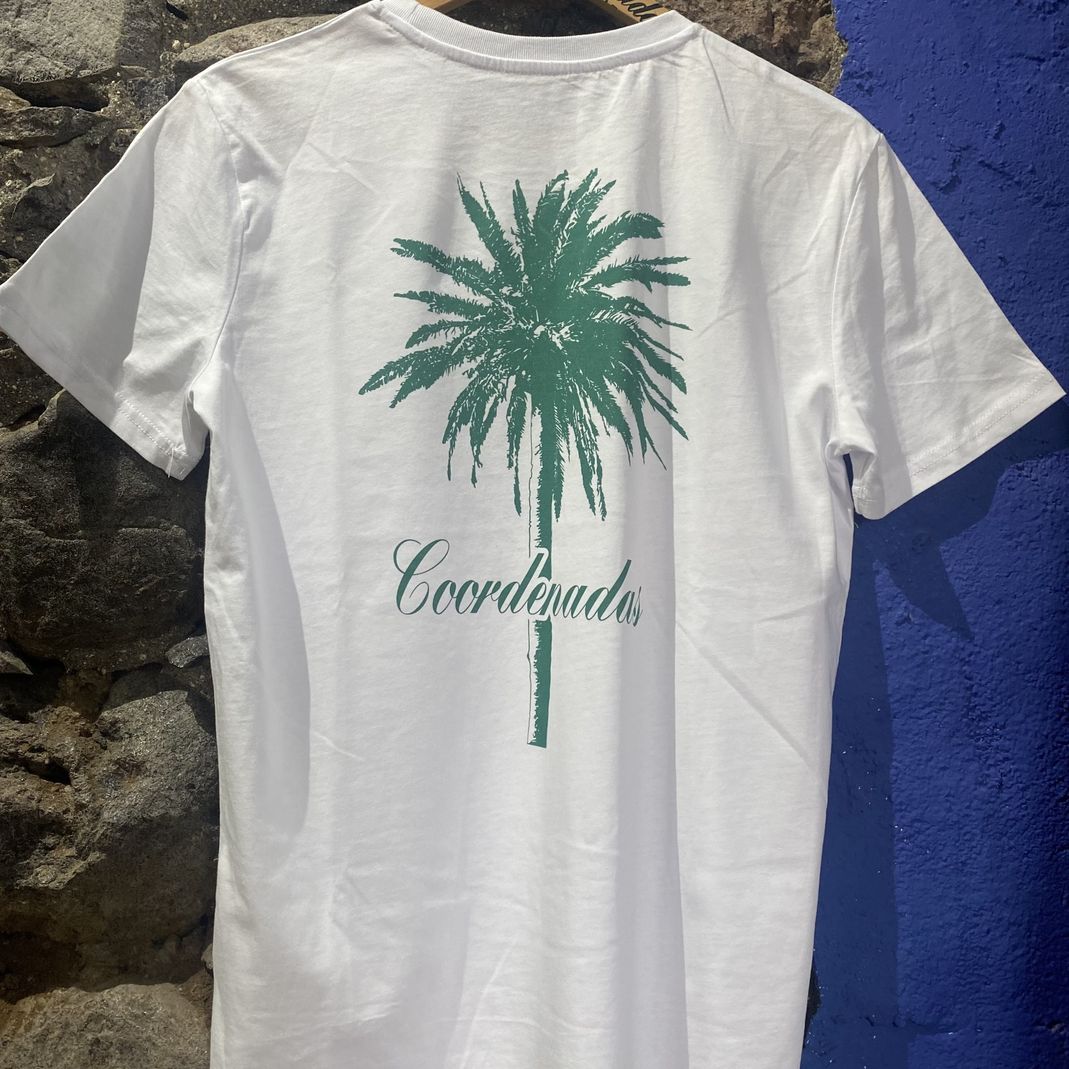 camiseta color blanca con estampado palmera