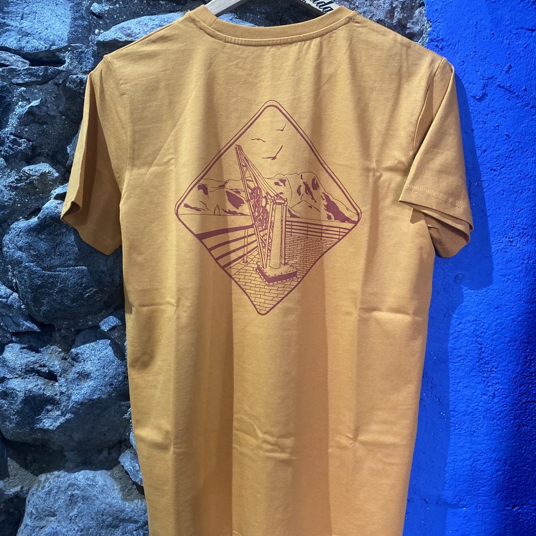 camiseta color mostasa